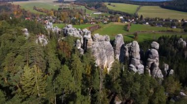 Çek Cumhuriyeti, Bohemya 'nın Broumov Uplands bölgesindeki Adrspach-Teplice Dağ Parkı' nın havadan görünüşü