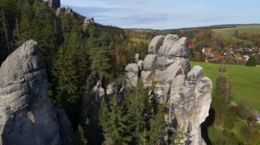 Çek Cumhuriyeti, Bohemya 'nın Broumov Uplands bölgesindeki Adrspach-Teplice Dağ Parkı' nın havadan görünüşü