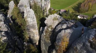 Çek Cumhuriyeti, Bohemya 'nın Broumov Uplands bölgesindeki Adrspach-Teplice Dağ Parkı' nın havadan görünüşü