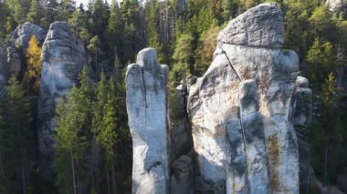 Çek Cumhuriyeti, Bohemya 'nın Broumov Uplands bölgesindeki Adrspach-Teplice Dağ Parkı' nın havadan görünüşü