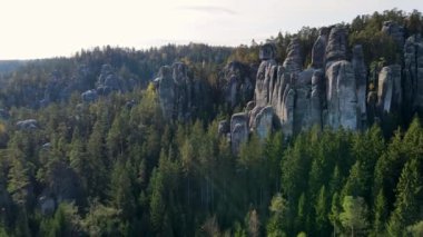 Çek Cumhuriyeti, Bohemya 'nın Broumov Uplands bölgesindeki Adrspach-Teplice Dağ Parkı' nın havadan görünüşü