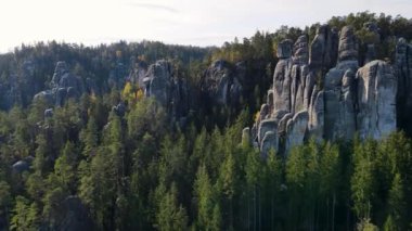 Çek Cumhuriyeti, Bohemya 'nın Broumov Uplands bölgesindeki Adrspach-Teplice Dağ Parkı' nın havadan görünüşü