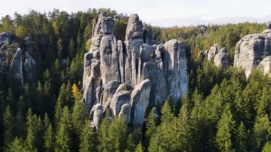 Çek Cumhuriyeti, Bohemya 'nın Broumov Uplands bölgesindeki Adrspach-Teplice Dağ Parkı' nın havadan görünüşü