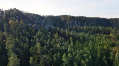 Çek Cumhuriyeti, Bohemya 'nın Broumov Uplands bölgesindeki Adrspach-Teplice Dağ Parkı' nın havadan görünüşü