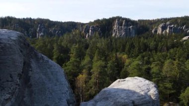 Çek Cumhuriyeti, Bohemya 'nın Broumov Uplands bölgesindeki Adrspach-Teplice Dağ Parkı' nın havadan görünüşü