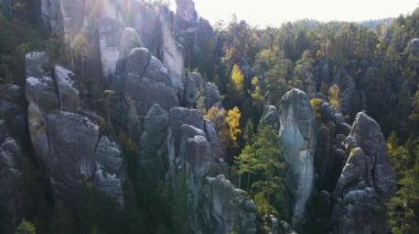 Çek Cumhuriyeti, Bohemya 'nın Broumov Uplands bölgesindeki Adrspach-Teplice Dağ Parkı' nın havadan görünüşü