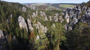 Çek Cumhuriyeti, Bohemya 'nın Broumov Uplands bölgesindeki Adrspach-Teplice Dağ Parkı' nın havadan görünüşü