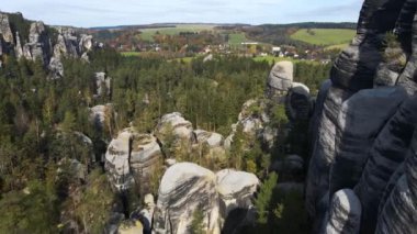 Çek Cumhuriyeti, Bohemya 'nın Broumov Uplands bölgesindeki Adrspach-Teplice Dağ Parkı' nın havadan görünüşü