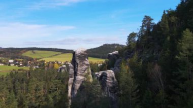 Çek Cumhuriyeti, Bohemya 'nın Broumov Uplands bölgesindeki Adrspach-Teplice Dağ Parkı' nın havadan görünüşü