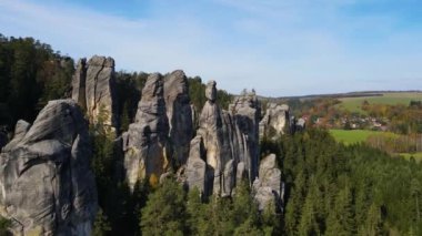 Çek Cumhuriyeti, Bohemya 'nın Broumov Uplands bölgesindeki Adrspach-Teplice Dağ Parkı' nın havadan görünüşü