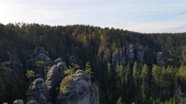 Çek Cumhuriyeti, Bohemya 'nın Broumov Uplands bölgesindeki Adrspach-Teplice Dağ Parkı' nın havadan görünüşü