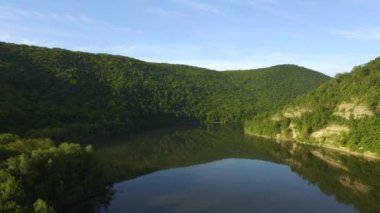 Parana Nehri, Teju Cuare Parkı, Arjantin 'deki yeşil tepelerin insansız hava aracı görüntüleri.