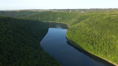 Parana Nehri, Teju Cuare Parkı, Arjantin 'deki yeşil tepelerin insansız hava aracı görüntüleri.