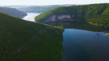 Parana Nehri, Teju Cuare Parkı, Arjantin 'deki yeşil tepelerin insansız hava aracı görüntüleri.