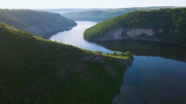 Parana Nehri, Teju Cuare Parkı, Arjantin 'deki yeşil tepelerin insansız hava aracı görüntüleri.