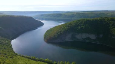 Parana Nehri, Teju Cuare Parkı, Arjantin 'deki yeşil tepelerin insansız hava aracı görüntüleri.