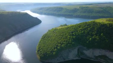 Parana Nehri, Teju Cuare Parkı, Arjantin 'deki yeşil tepelerin insansız hava aracı görüntüleri.