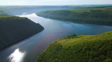 Parana Nehri, Teju Cuare Parkı, Arjantin 'deki yeşil tepelerin insansız hava aracı görüntüleri.