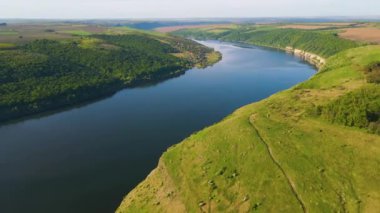 Parana Nehri, Teju Cuare Parkı, Arjantin 'deki yeşil tepelerin insansız hava aracı görüntüleri.