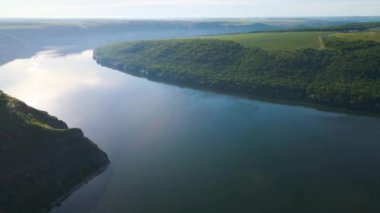 Parana Nehri, Teju Cuare Parkı, Arjantin 'deki yeşil tepelerin insansız hava aracı görüntüleri.