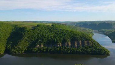 Parana Nehri, Teju Cuare Parkı, Arjantin 'deki yeşil tepelerin insansız hava aracı görüntüleri.
