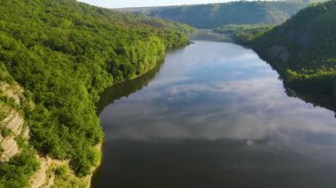 Parana Nehri, Teju Cuare Parkı, Arjantin 'deki yeşil tepelerin insansız hava aracı görüntüleri.