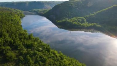 Parana Nehri, Teju Cuare Parkı, Arjantin 'deki yeşil tepelerin insansız hava aracı görüntüleri.