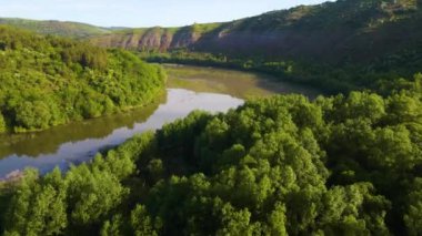 Parana Nehri, Teju Cuare Parkı, Arjantin 'deki yeşil tepelerin insansız hava aracı görüntüleri.