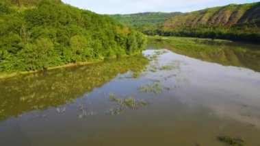 Parana Nehri, Teju Cuare Parkı, Arjantin 'deki yeşil tepelerin insansız hava aracı görüntüleri.