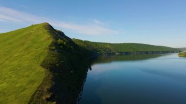 Parana Nehri, Teju Cuare Parkı, Arjantin 'deki yeşil tepelerin insansız hava aracı görüntüleri.