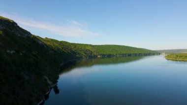 Parana Nehri, Teju Cuare Parkı, Arjantin 'deki yeşil tepelerin insansız hava aracı görüntüleri.
