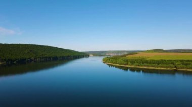 Parana Nehri, Teju Cuare Parkı, Arjantin 'deki yeşil tepelerin insansız hava aracı görüntüleri.