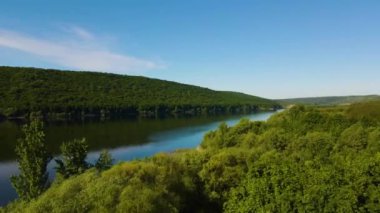 Parana Nehri, Teju Cuare Parkı, Arjantin 'deki yeşil tepelerin insansız hava aracı görüntüleri.