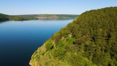 Parana Nehri, Teju Cuare Parkı, Arjantin 'deki yeşil tepelerin insansız hava aracı görüntüleri.