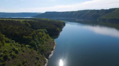 Parana Nehri, Teju Cuare Parkı, Arjantin 'deki yeşil tepelerin insansız hava aracı görüntüleri.