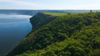 Parana Nehri, Teju Cuare Parkı, Arjantin 'deki yeşil tepelerin insansız hava aracı görüntüleri.