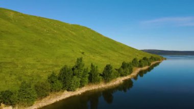 Parana Nehri, Teju Cuare Parkı, Arjantin 'deki yeşil tepelerin insansız hava aracı görüntüleri.