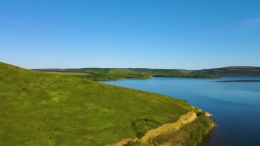 Parana Nehri, Teju Cuare Parkı, Arjantin 'deki yeşil tepelerin insansız hava aracı görüntüleri.