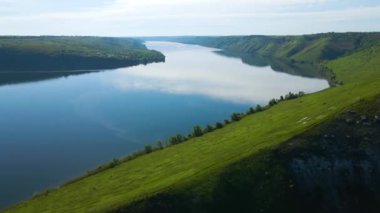Parana Nehri, Teju Cuare Parkı, Arjantin 'deki yeşil tepelerin insansız hava aracı görüntüleri.
