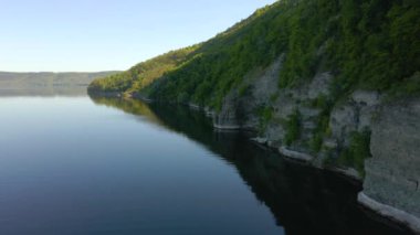 Parana Nehri, Teju Cuare Parkı, Arjantin 'deki yeşil tepelerin insansız hava aracı görüntüleri.