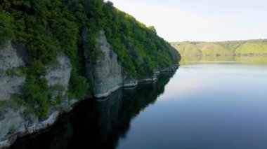 Parana Nehri, Teju Cuare Parkı, Arjantin 'deki yeşil tepelerin insansız hava aracı görüntüleri.