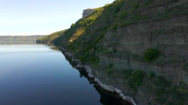 Parana Nehri, Teju Cuare Parkı, Arjantin 'deki yeşil tepelerin insansız hava aracı görüntüleri.