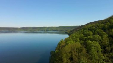Parana Nehri, Teju Cuare Parkı, Arjantin 'deki yeşil tepelerin insansız hava aracı görüntüleri.