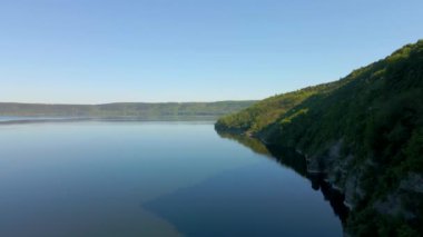 Parana Nehri, Teju Cuare Parkı, Arjantin 'deki yeşil tepelerin insansız hava aracı görüntüleri.