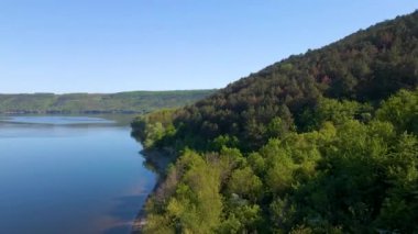 Parana Nehri, Teju Cuare Parkı, Arjantin 'deki yeşil tepelerin insansız hava aracı görüntüleri.