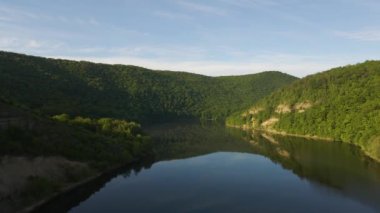 Parana Nehri, Teju Cuare Parkı, Arjantin 'deki yeşil tepelerin insansız hava aracı görüntüleri.