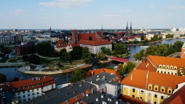 Şehre modern dilek geliştirme mimarisinin zirvesinden bak Avrupa Wroclaw Polonya