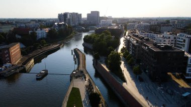 Şehre modern dilek geliştirme mimarisinin zirvesinden bak Avrupa Wroclaw Polonya