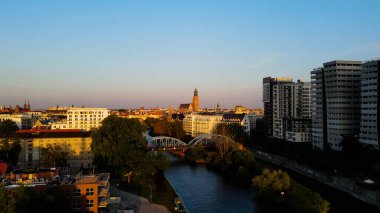Şehre modern dilek geliştirme mimarisinin zirvesinden bak Avrupa Wroclaw Polonya