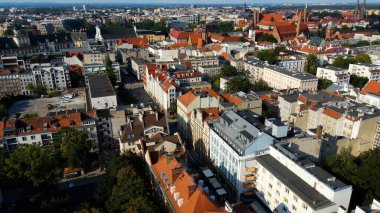 Şehre modern dilek geliştirme mimarisinin zirvesinden bak Avrupa Wroclaw Polonya